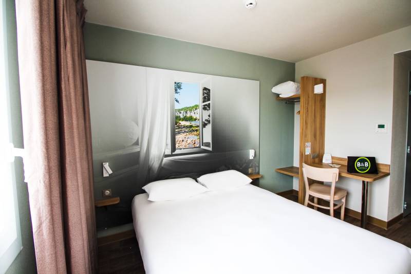 La chambre double avec son lit queen au B&B HOTEL Montélimar Sud à Montélimar