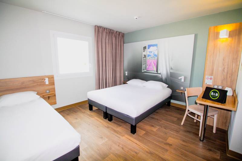 La chambre triple équipée d'un lit queen size et d'un lit simple au B&B HOTEL Montélimar Sud à Montélimar